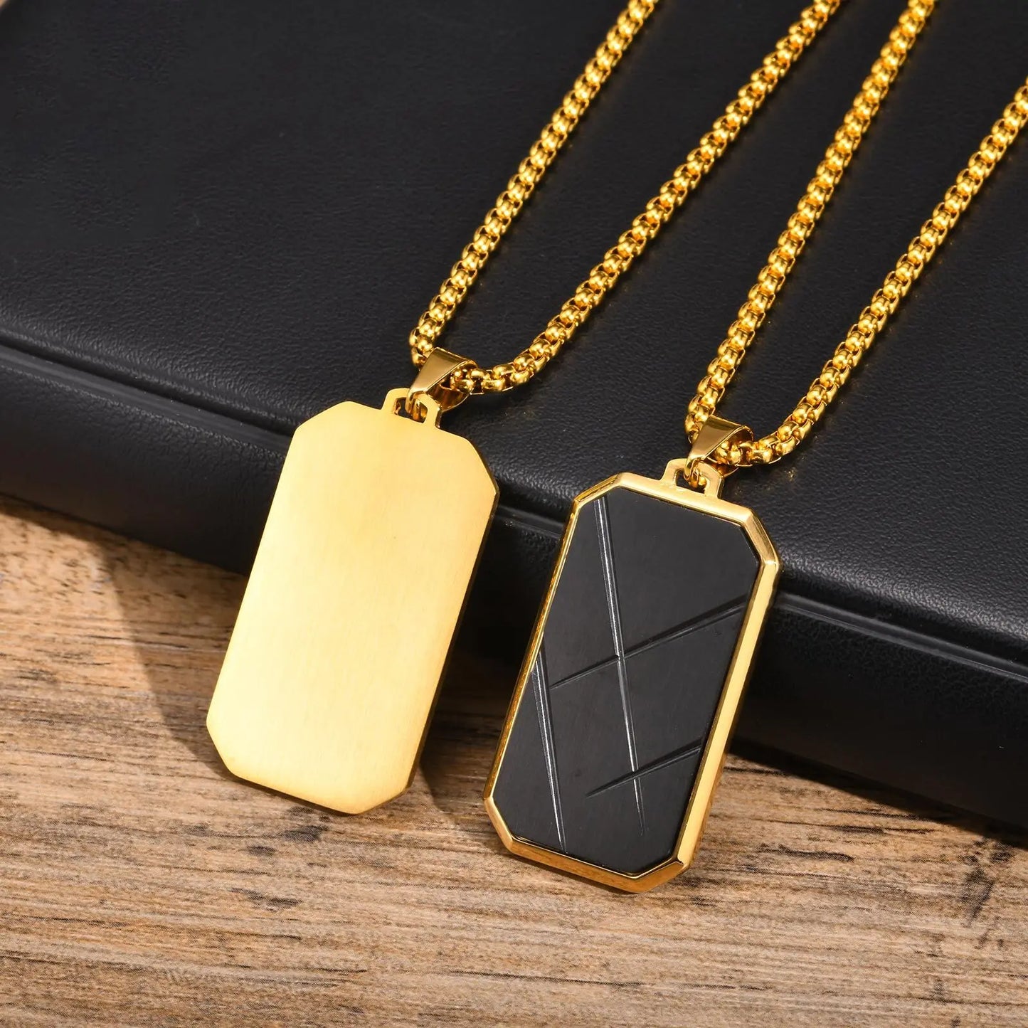 Collier Plaque Signature — Design Moderne