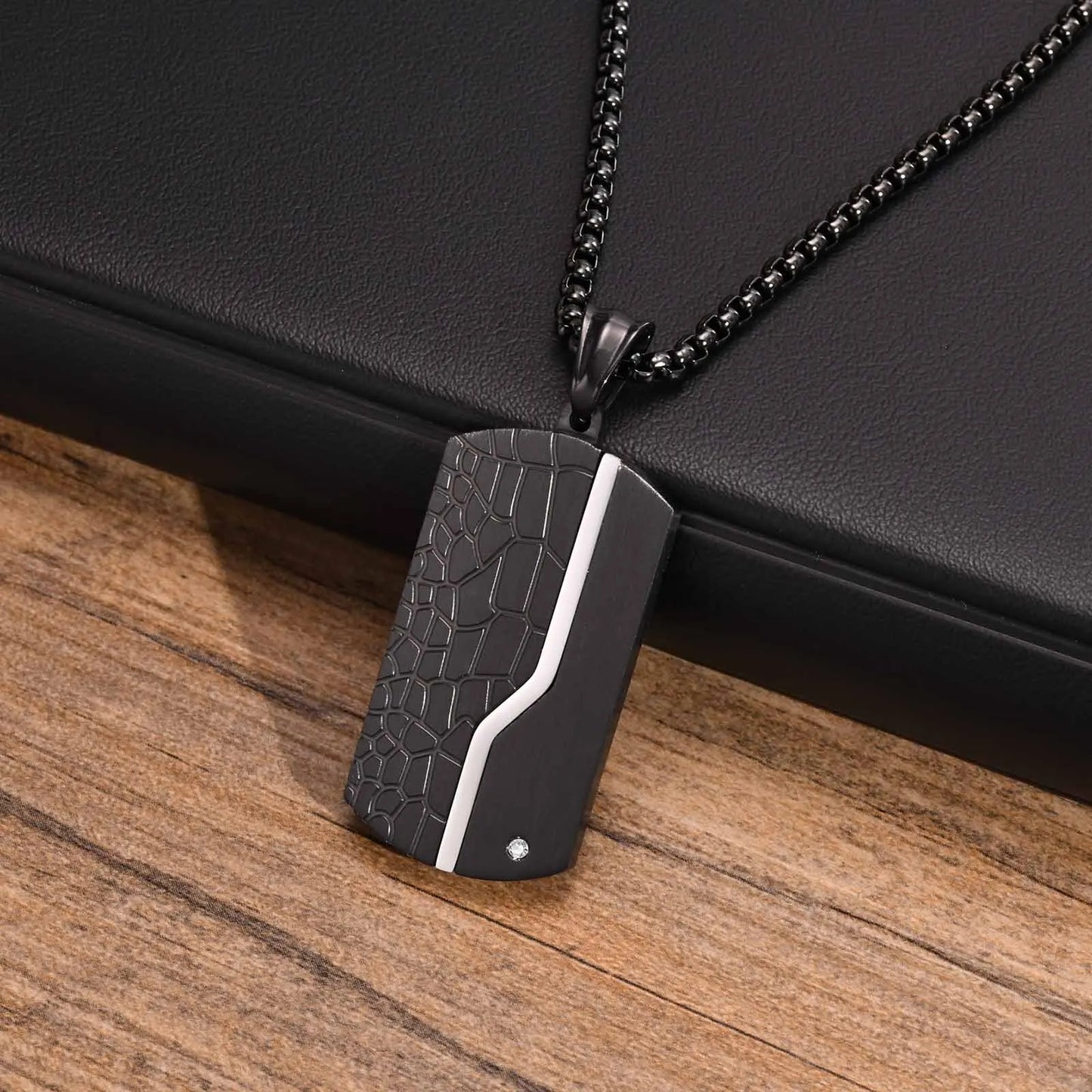 Collier Plaque Signature — Design Moderne