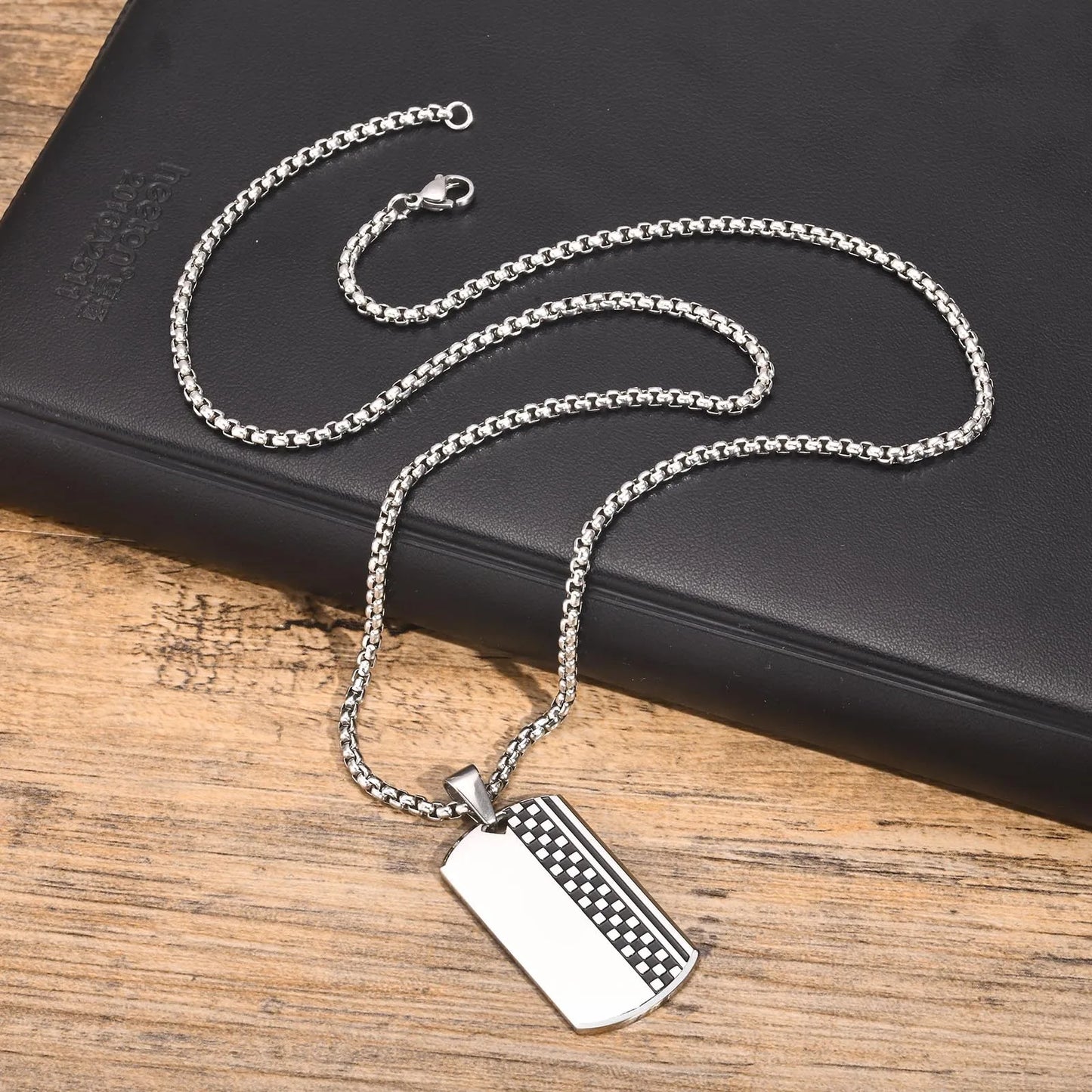 Collier Plaque Signature — Design Moderne